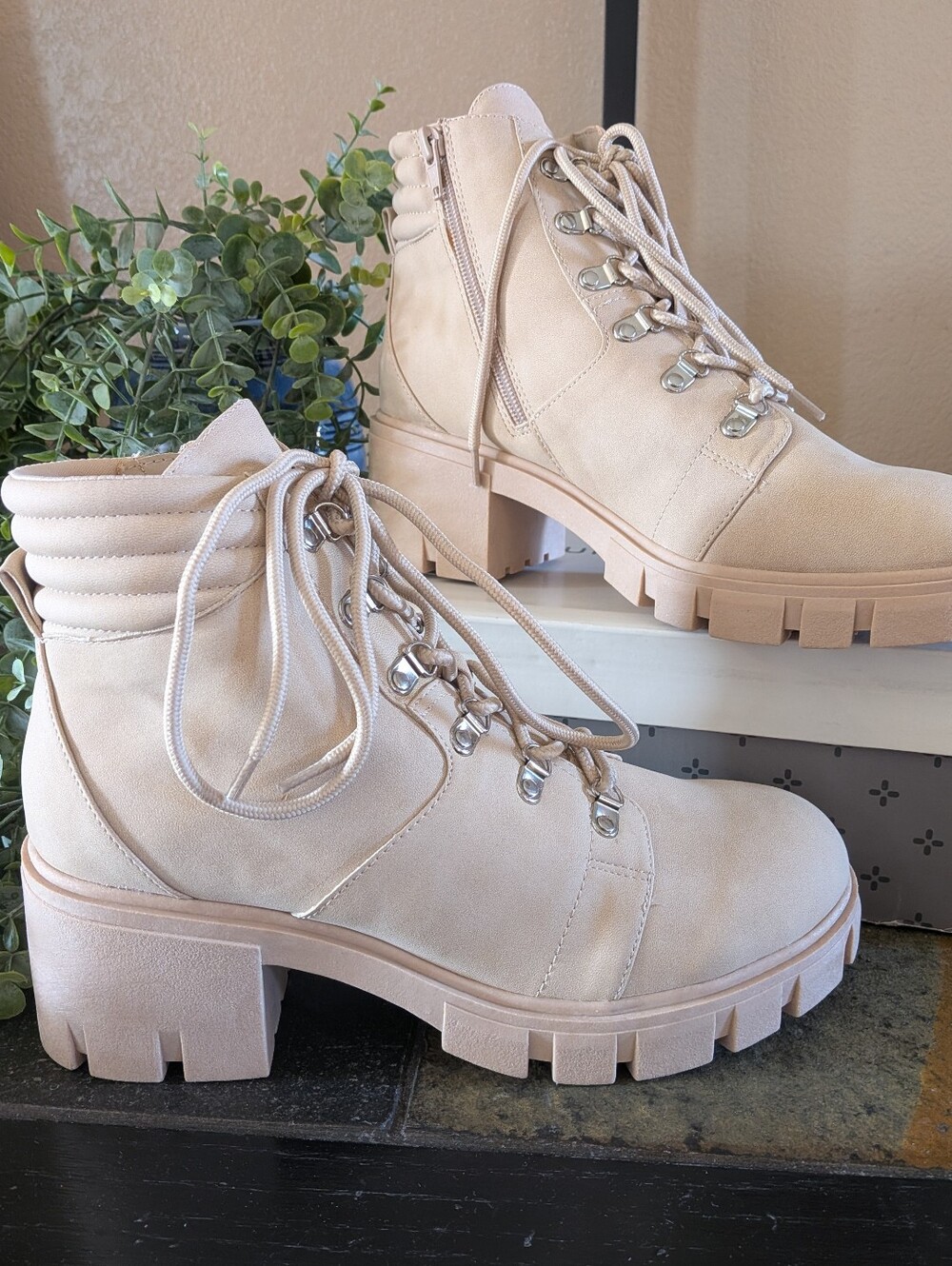 NWT! Sun + Stone Chunky Heel Lace-up Tan Booties Size 10M